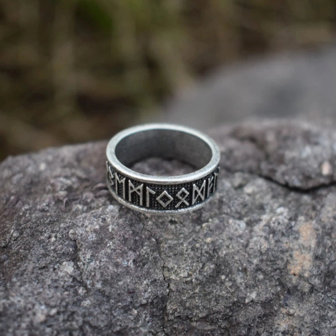 Handgefertigter Wikinger Ring mit Runen Alphabet, nordisches Amulett