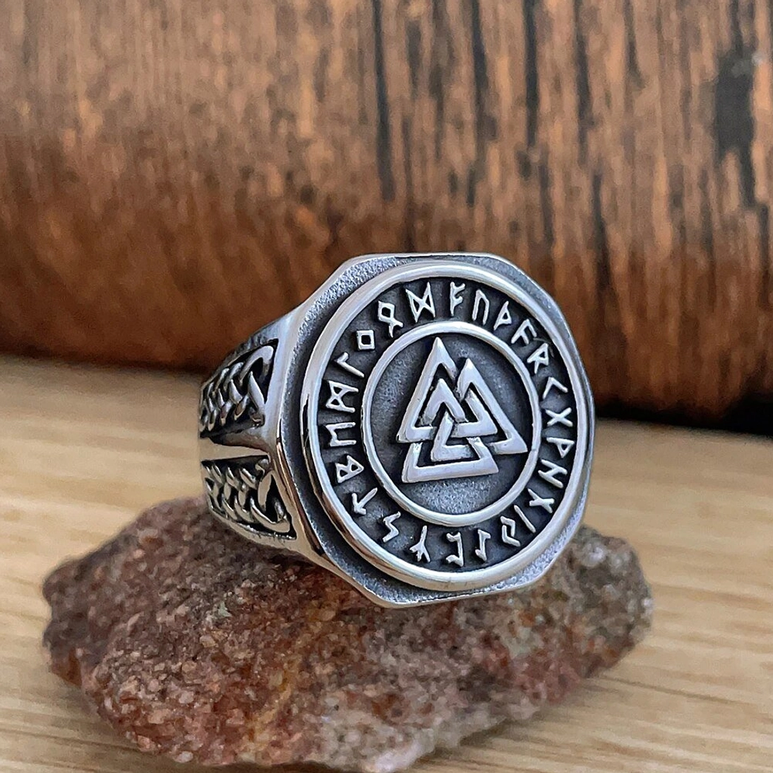 Handgefertigter Wikinger Ring mit Valknut Symbol für Liebhaber nordischer Kultur