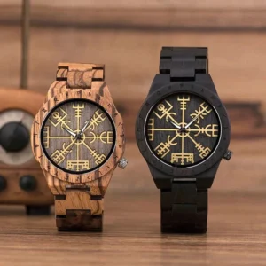 Handgemachte Wikinger Uhr aus Holz mit Vegvisir Symbol