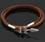 Handgemachtes Wikinger Armband aus braunem Leder mit Talos Schwert Anhänger