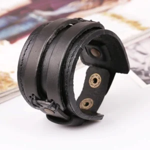Handgemachtes Wikinger Armband aus Leder, retro braun am Handgelenk getragen