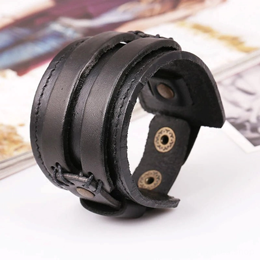 Handgemachtes Wikinger Armband aus Leder, retro braun am Handgelenk getragen