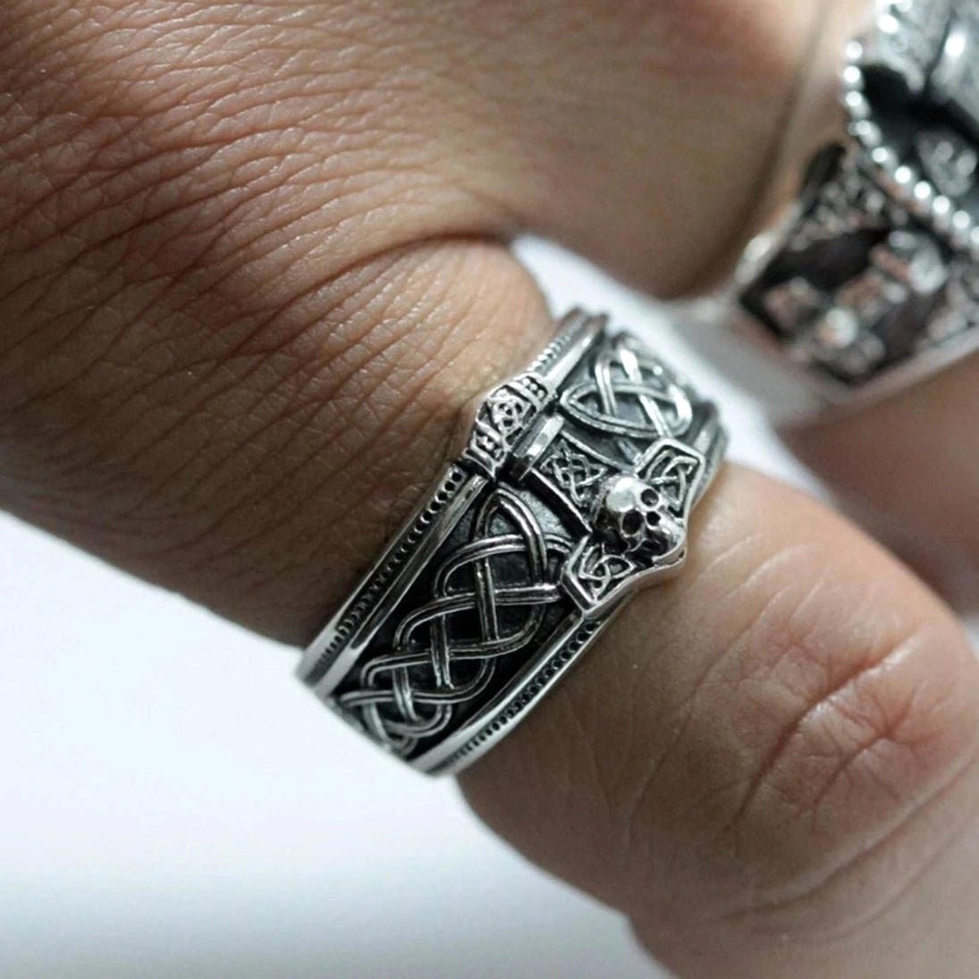 Herren Wikinger Ring Mjolnir mit Totenkopf aus Edelstahl für Biker und Wikingerfans