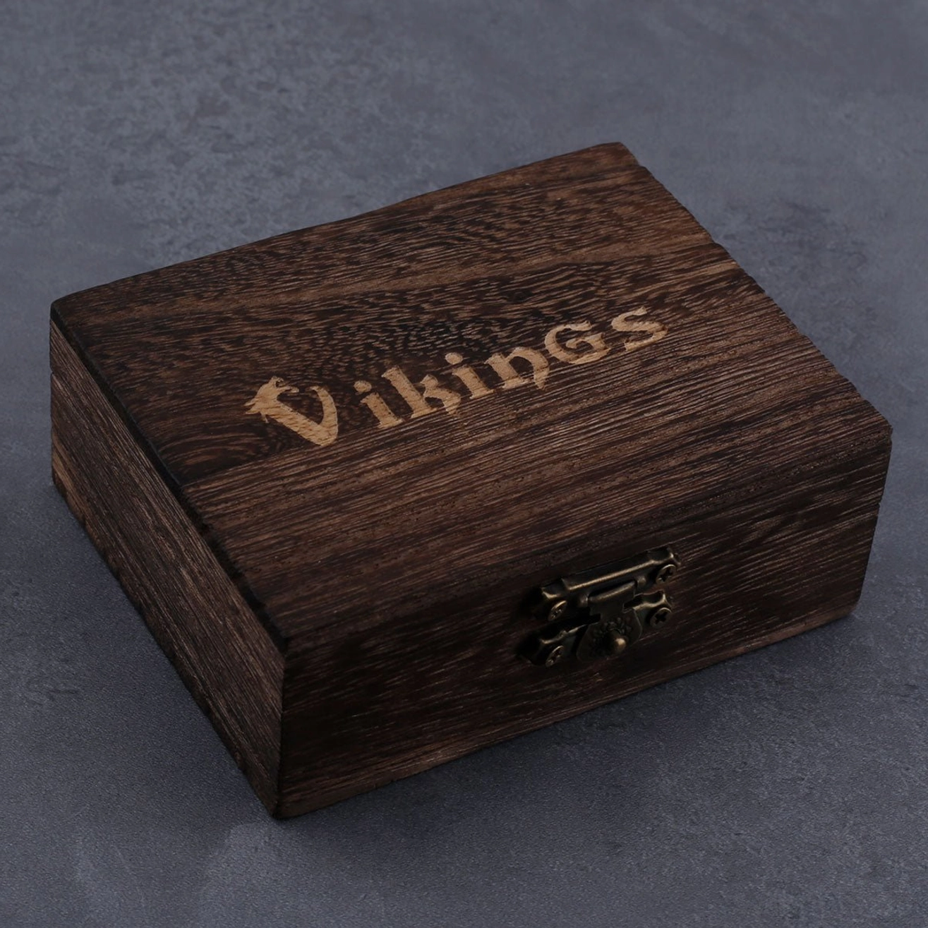 Geschlossene Holzverpackung für die Thors Hammer Kette mit Vikings Aufschrift