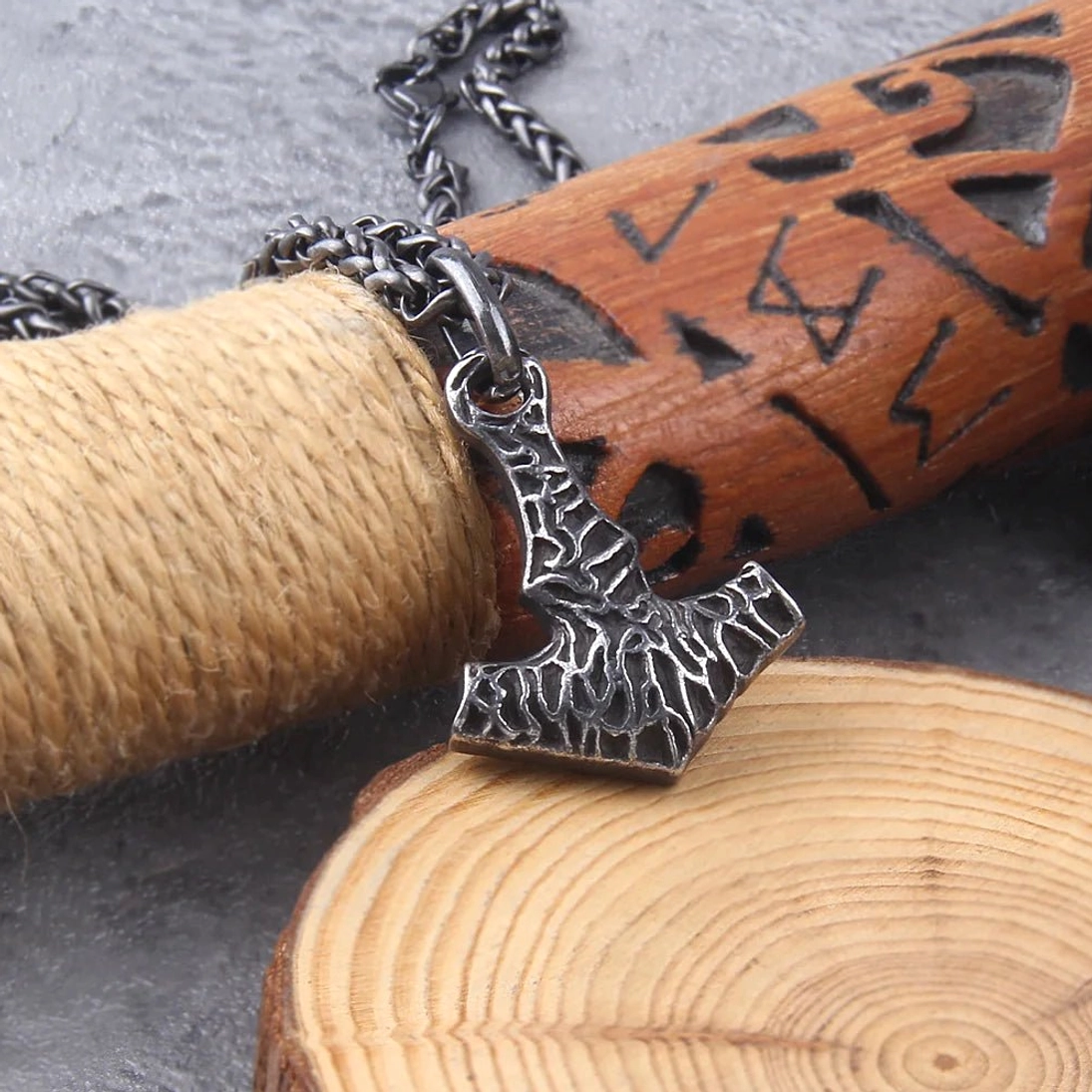 Vollständige Wikinger Halskette mit Mjolnir auf neutralem Hintergrund