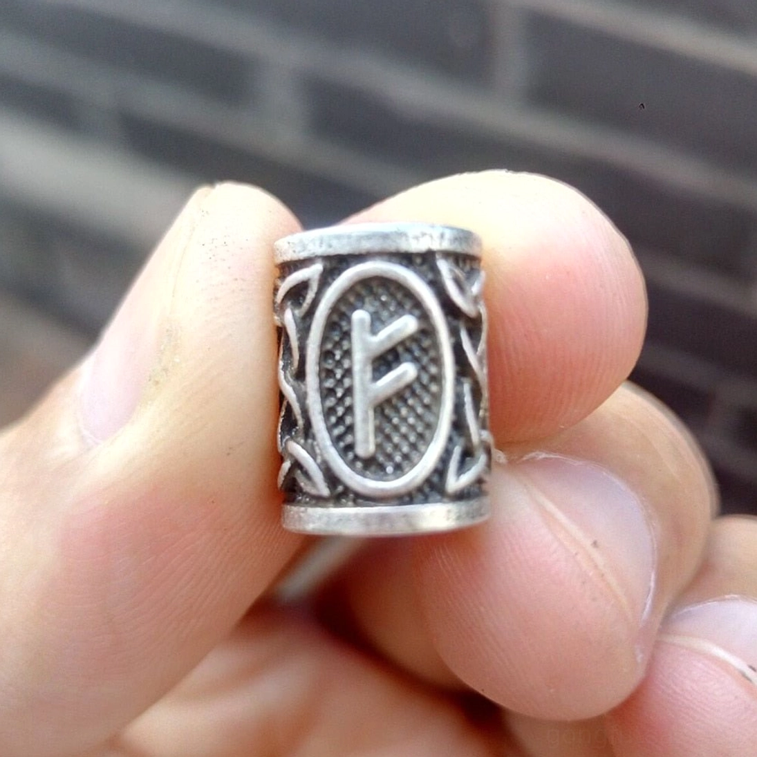 Maßaufnahme der Wikinger Runen Bartperle, 13mm Höhe
