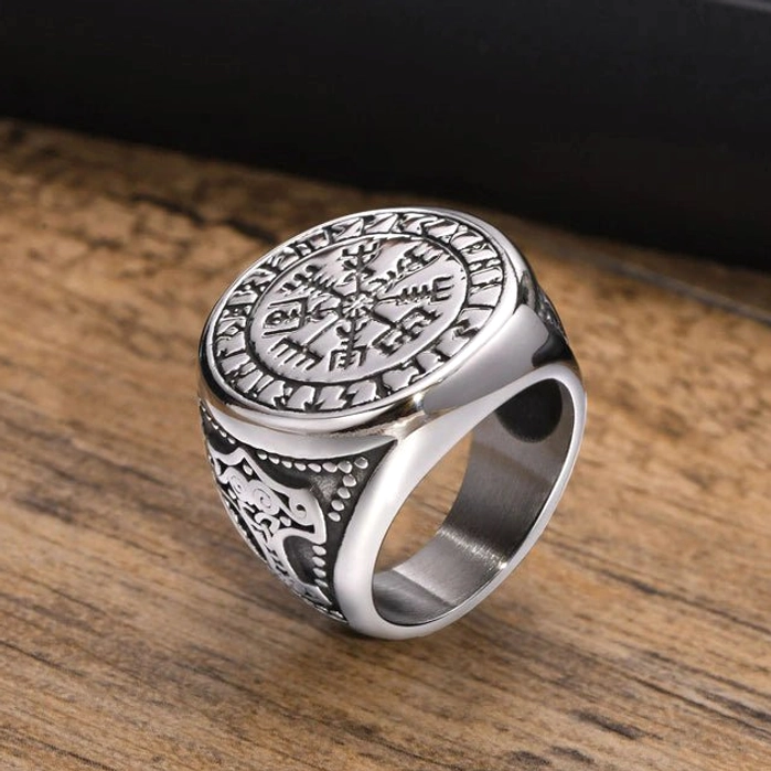 Massiver Wikinger Ring Vegvisir mit seitlicher Thors Hammer Gravur