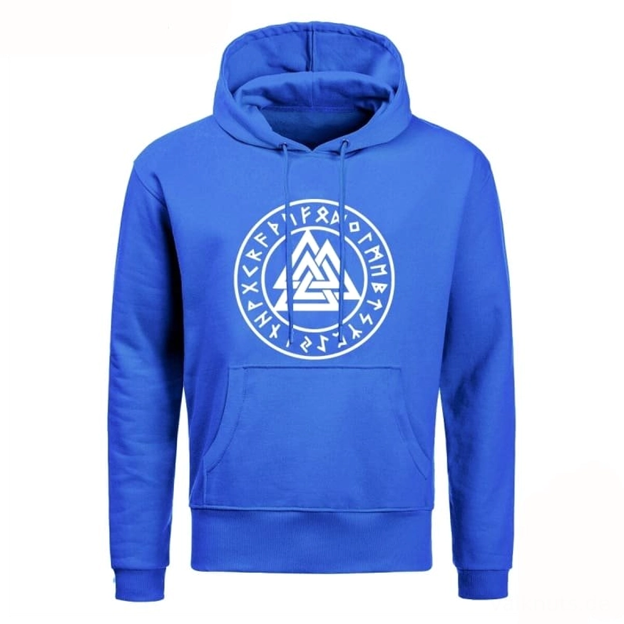 Modell trägt schwarzen Wikinger Valknut Hoodie mit Kängurutasche