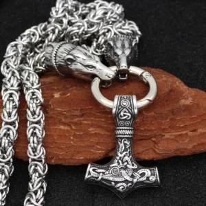 Nahaufnahme Bärenköpfe Details der handgefertigten Thors Hammer Kette