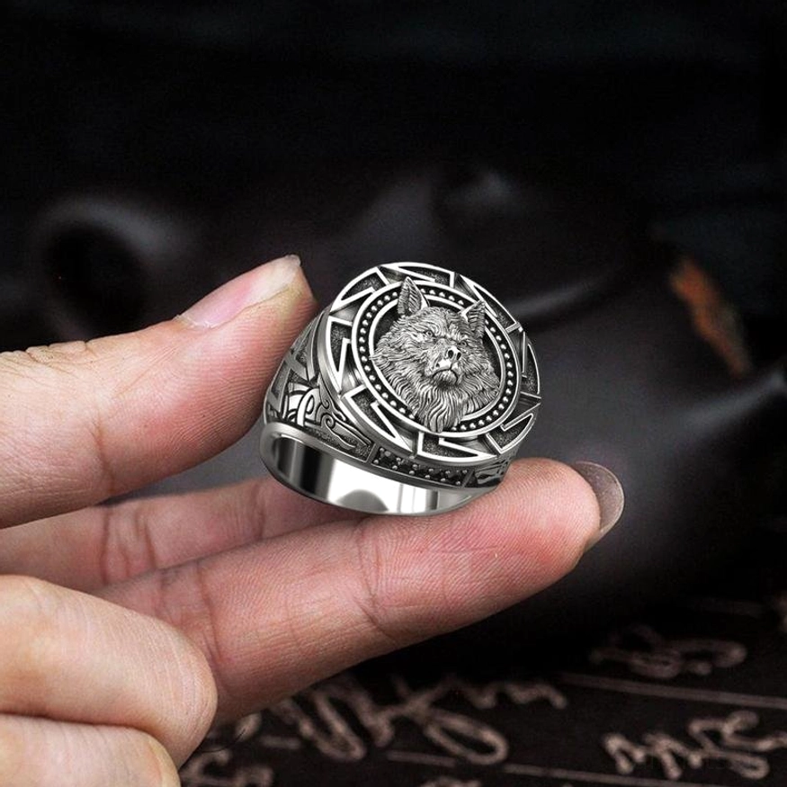 Nahaufnahme der Schnitzerei Details am Wikinger Ring Fenrir Wolf