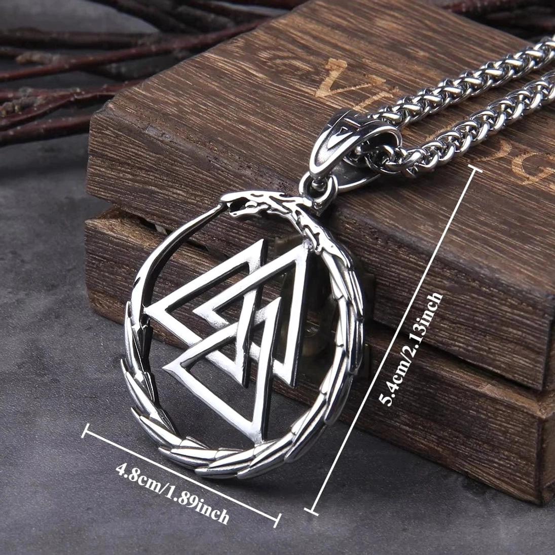 Nahaufnahme der drachenkopf Details am valknut wikinger anhaenger