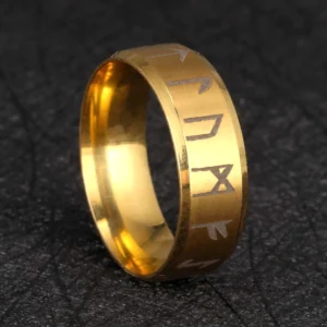 Nahaufnahme Draupnir Wikinger Ring mit eingravierten Runen, golden