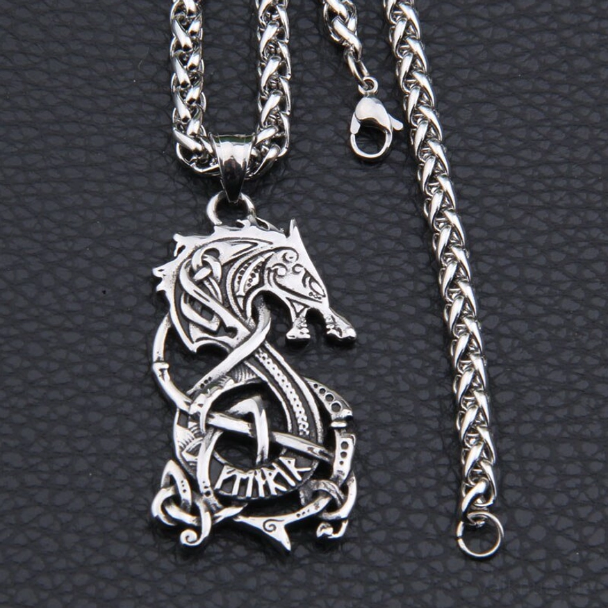 Nahaufnahme der Gravur des Fenrir Anhängers der Wolf Kette