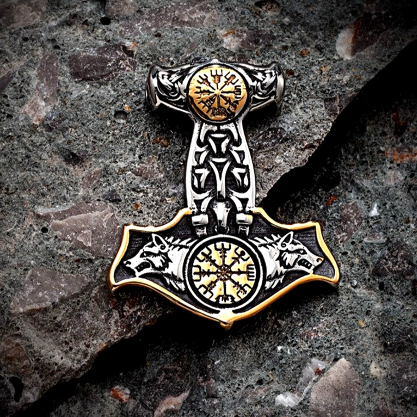 Nahaufnahme der Gravur auf goldveredelter Thors Hammer Wolf Kette