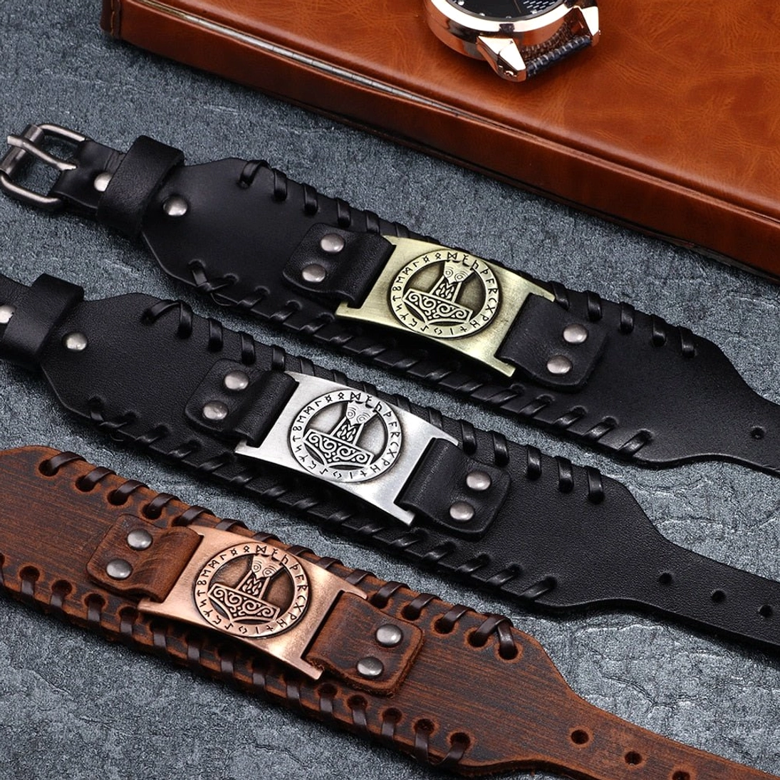 Nahaufnahme der Mjölnir Gravur auf dem Wikinger Leder Armband