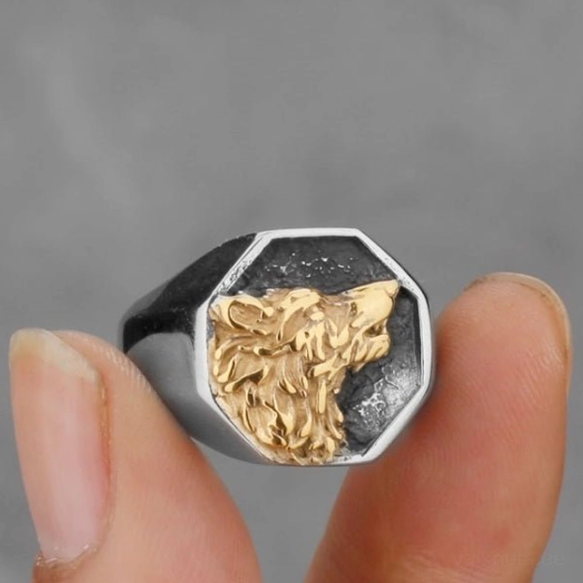 Nahaufnahme der Gravur des Wikinger Ring Wolf Gold