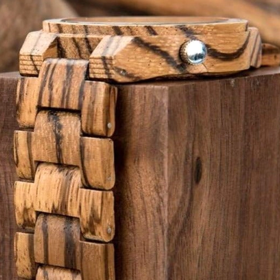 Nahaufnahme der Holzmaserung der Wikinger Holzuhr mit Ägishjalmur
