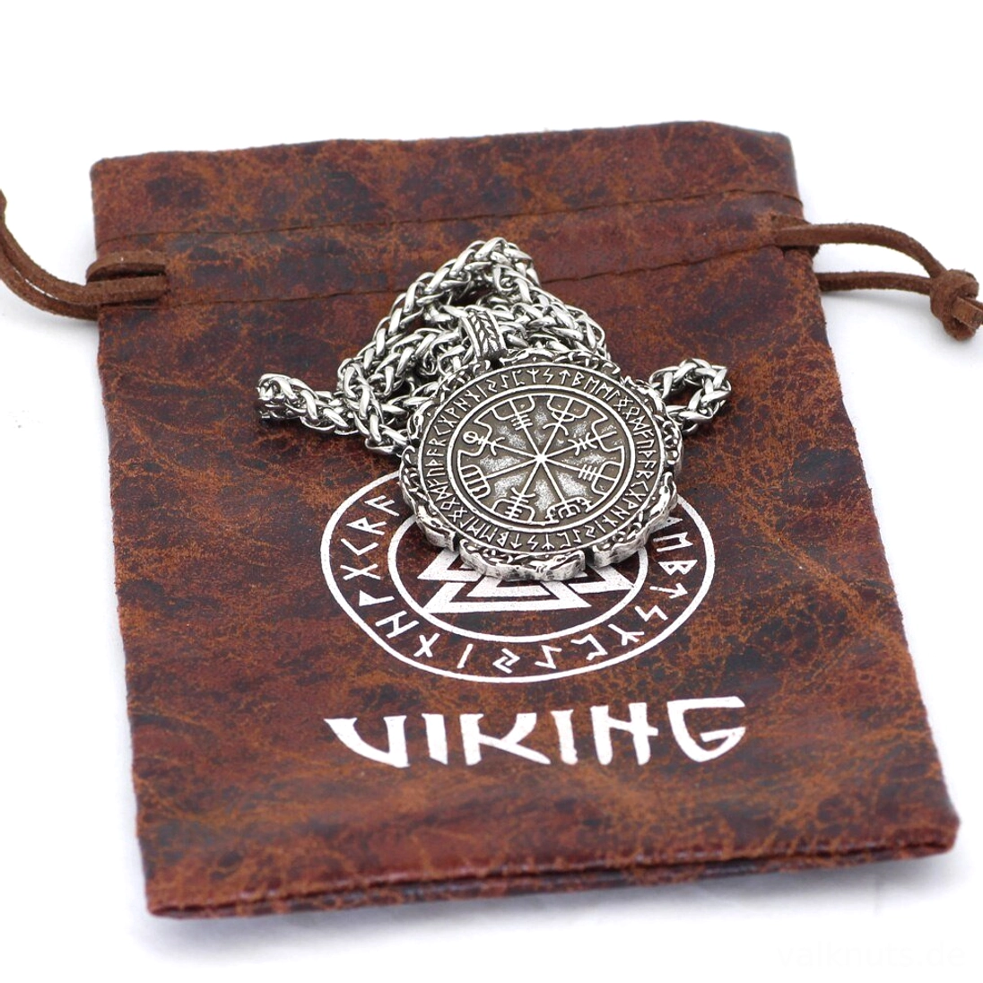 Nahaufnahme der Kette und des oberen Rands des Vegvisir Wikinger Anhängers