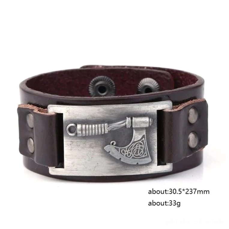Nahaufnahme der Ledertextur vom Wikinger Axt Armband