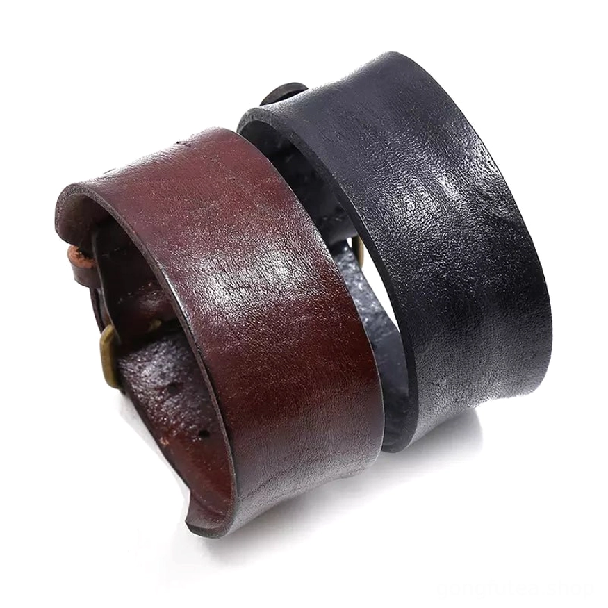 Nahaufnahme Ledertextur von braunem Wikinger Leder Armband