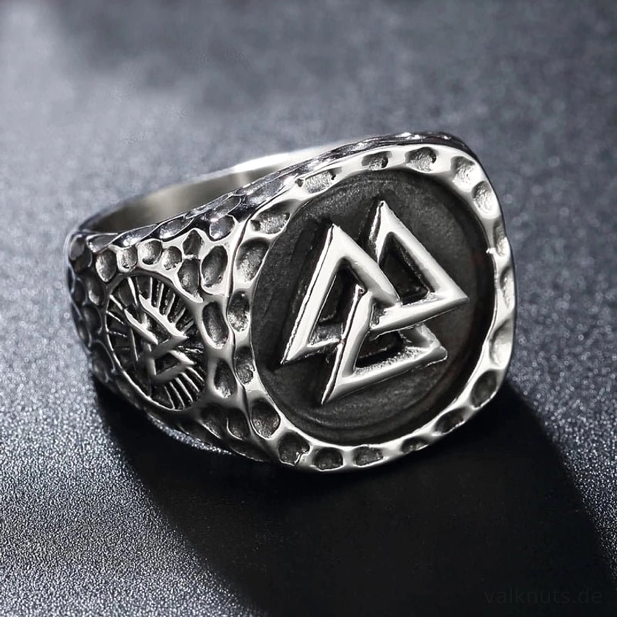 Nahaufnahme des Wikinger Ring mit massiven Valknut Symbol