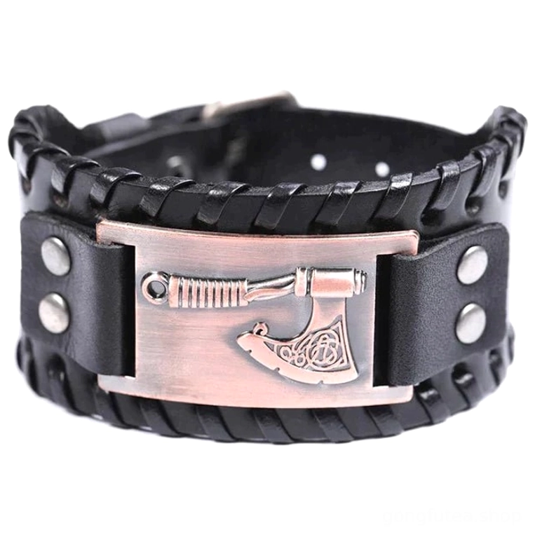 Nahaufnahme des Metall Axt Anhängers vom Wikinger Armband