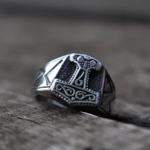 Nahaufnahme Wikinger Ring Mjölnir mit detailreichen Runen Gravuren