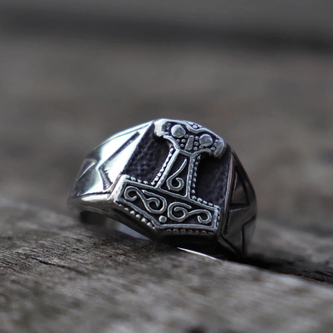 Nahaufnahme Wikinger Ring Mjölnir mit detailreichen Runen Gravuren