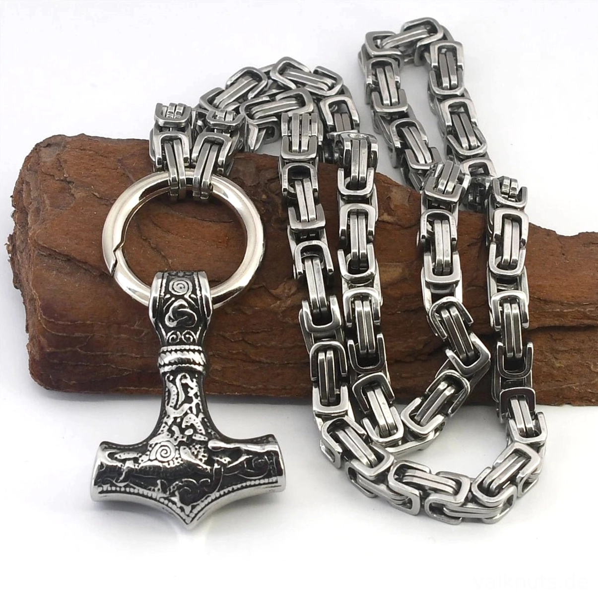 Nahaufnahme vom Mjolnir Anhänger der Thors Hammer Kette mit traditionellen Wikinger Ornamenten