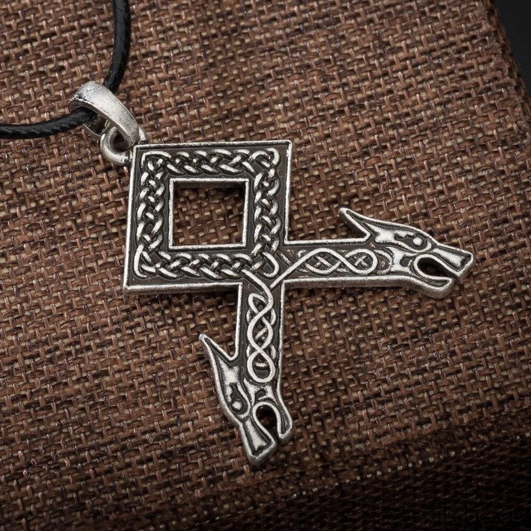 Nahaufnahme Odal Rune Runen Kette Wikinger Schmuck