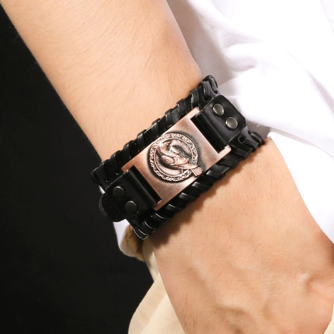 Nahaufnahme des Raben Symbols auf dem Wikinger Armband