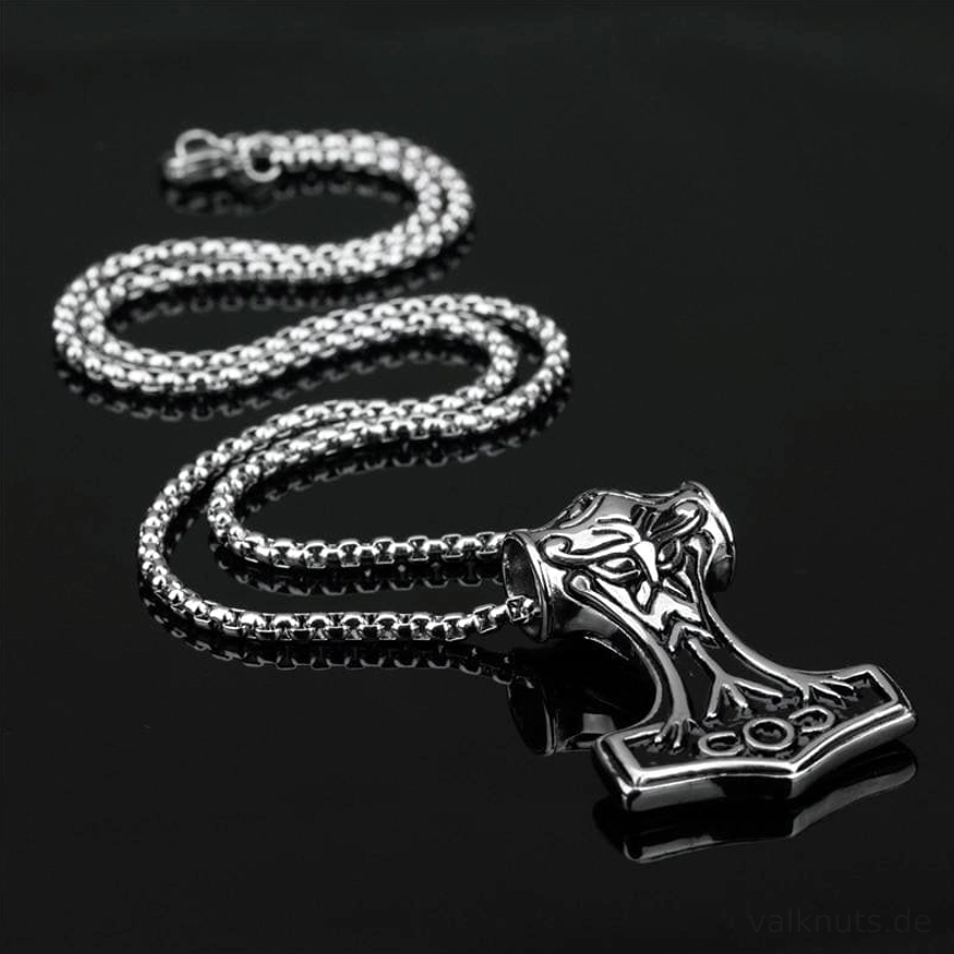 Nahaufnahme Gravur der Thors Hammer Kette mit Todesrune aus Edelstahl