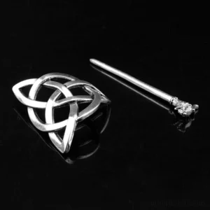 Nahaufnahme der Triquetra Gravur auf silberner Wikinger Haarspange