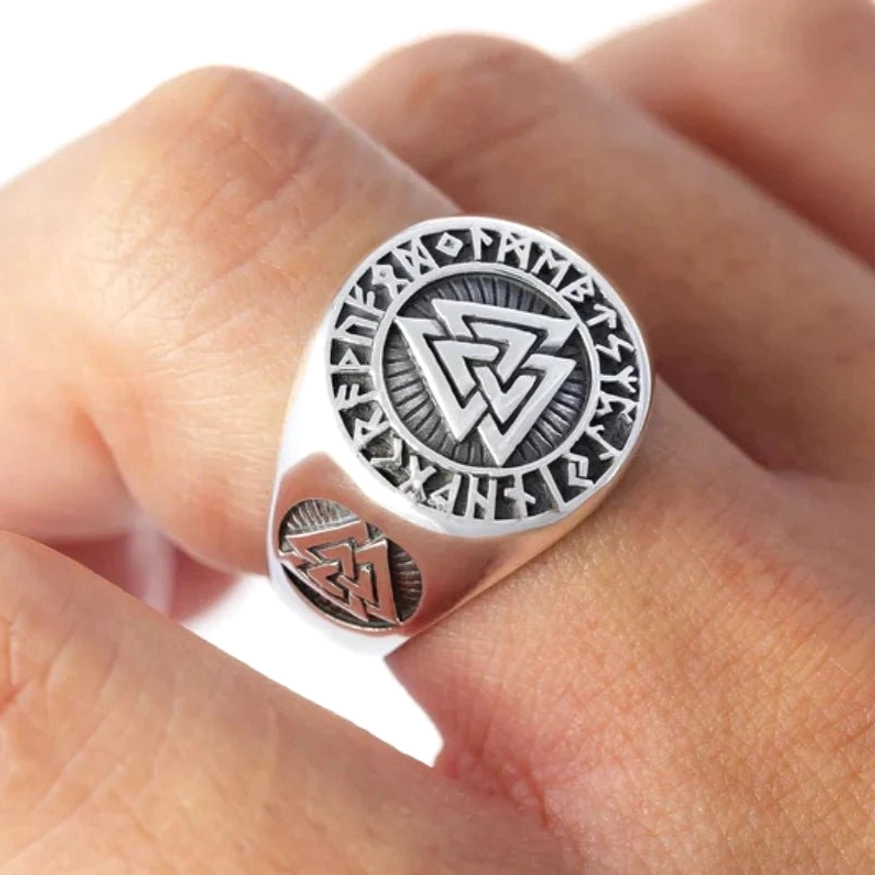 Nahaufnahme des Wikinger Rings mit klarer Gravur des Valknut Symbols, Wikinger Ring Silber