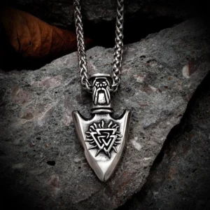 Nahaufnahme Vegvisir Symbol auf Wikinger Anhänger Odins Speer Kette