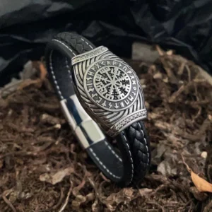 Nahaufnahme des Vegvisir Symbols auf dem schwarzen Leder Wikinger Armband