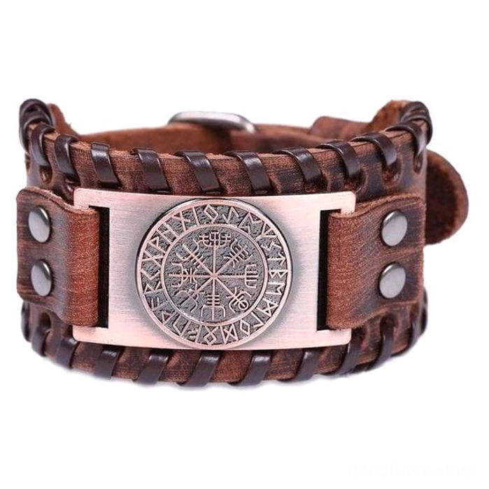 Nahaufnahme des Vegvisir Symbols auf dem Wikinger Leder Armband