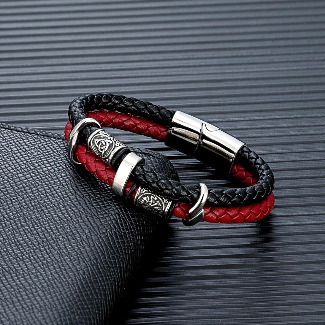 Nahaufnahme des Vegvísir Symbols auf dem Wikinger Armband