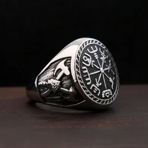Nahaufnahme Vegvisir Symbol auf Wikinger Ring, nordisches Amulett