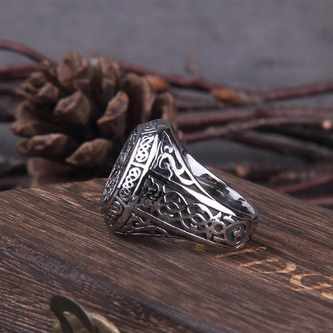 Nahaufnahme Vegvisir Symbol auf Wikinger Ring, detailierte Gravur des nordischen Kompass