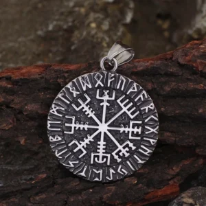 Nahaufnahme Vegvisir Wikinger Anhänger mit umlaufenden Elder Futhark Runen