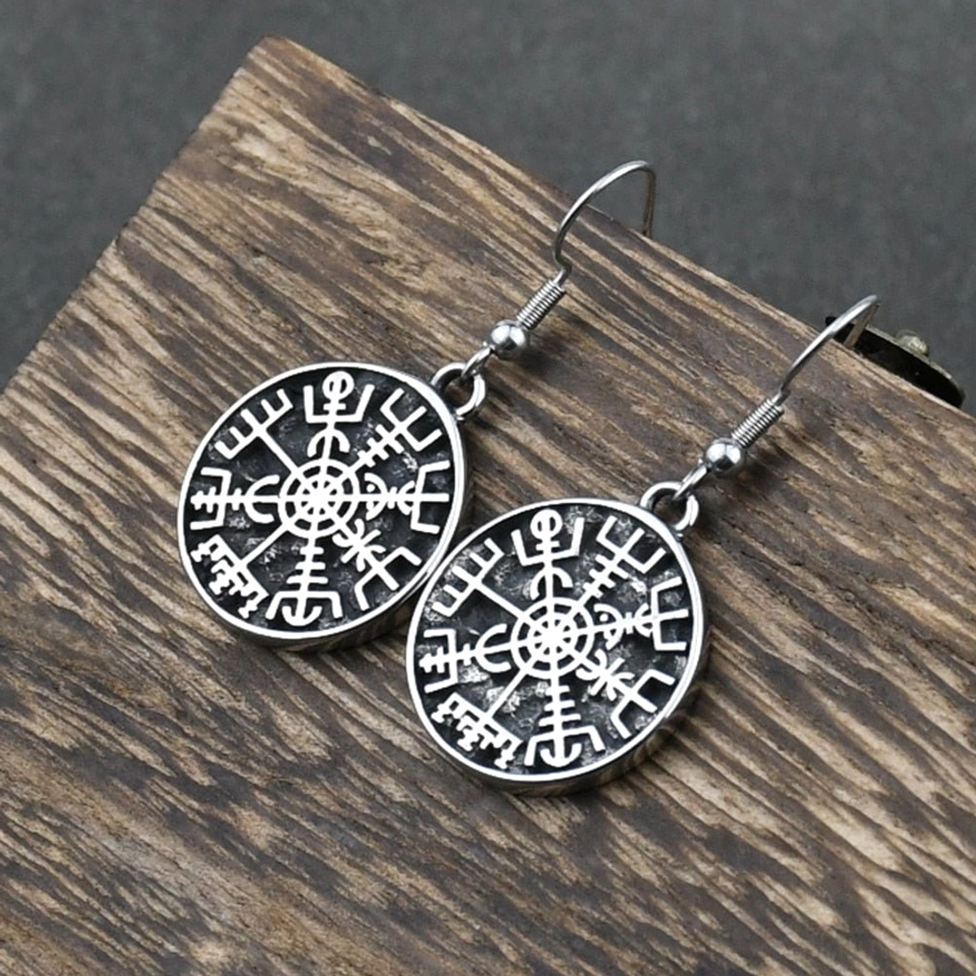 Nahaufnahme Wikinger Ohrringe Vegvisir, Detail des Runenkompass Symbols