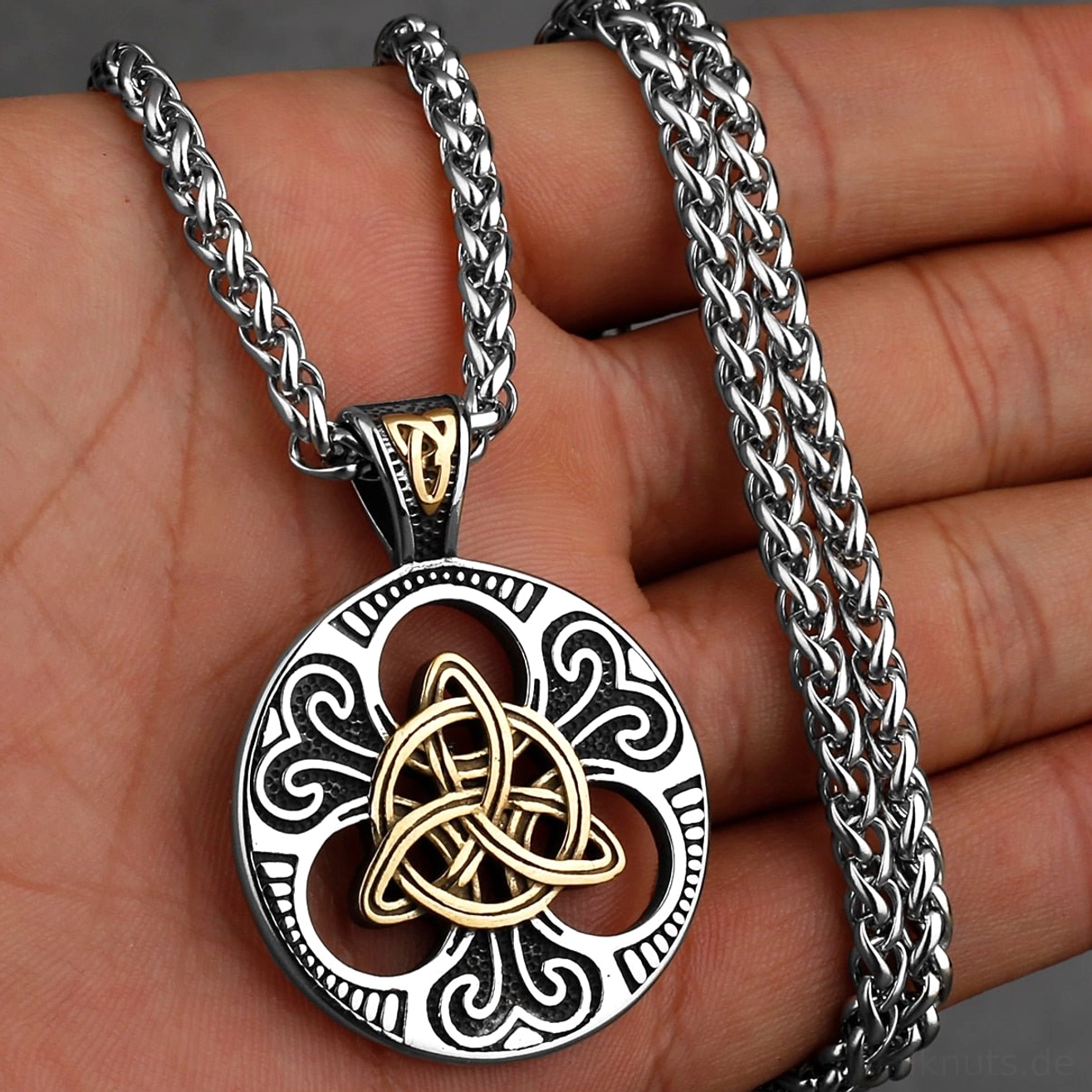 Nahaufnahme goldverzierter Wikinger Anhänger mit Triquetra Knoten Wikinger Kette