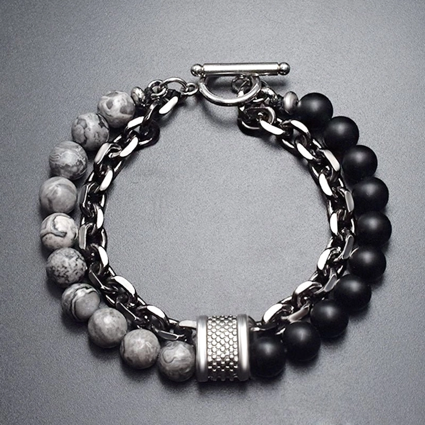 Nahaufnahme des doppelten Wikinger Armreif Edelstahl Kette