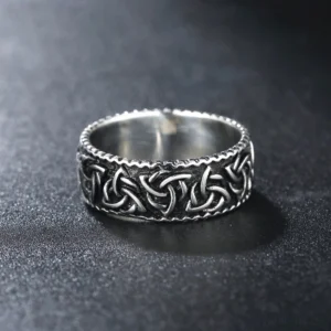 Nahaufnahme Wikinger Ring Triquetra Symbol, handgearbeiteter Wikinger Schmuck