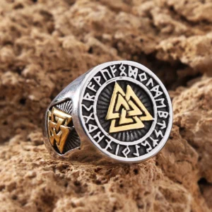 Nahaufnahme Wikinger Ring mit goldfarbenem Valknut und Runen
