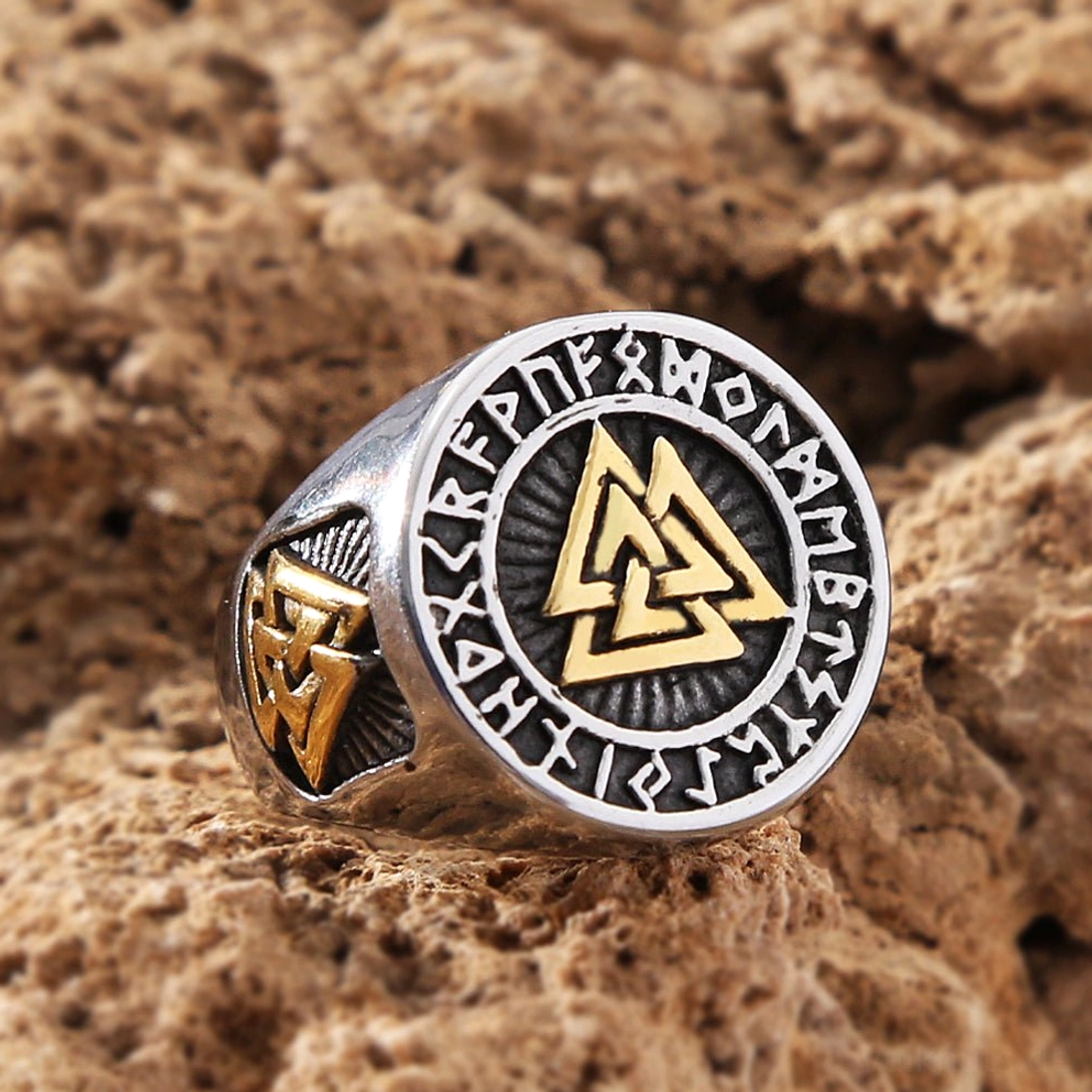 Nahaufnahme Wikinger Ring mit goldfarbenem Valknut und Runen