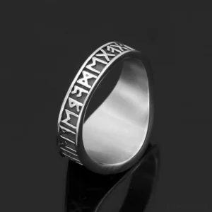 Nahaufnahme Wikinger Ring mit Vegvisir Symbol und Odins Raben, silber