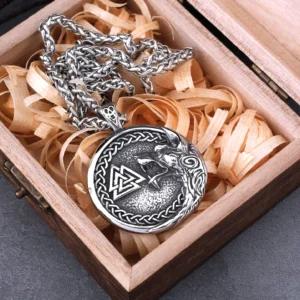 Nahaufnahme vom Wikinger Wolf Anhänger der Wolf Kette mit Valknut und keltischem Flechtmuster