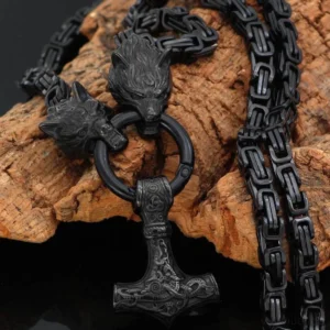 Nahaufnahme der Wolfsköpfe an der Thors Hammer Wolf Kette Wikinger Königskette